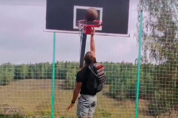 «Проваливай, чай здесь пить запрещено». Сторож пытался выгнать парня, занимавшегося спортом на базе «Металлист». А пьяных не гоняет... «Проваливай, чай здесь пить запрещено». Сторож пытался выгнать парня, занимавшегося спортом на базе «Металлист». А пьяных не гоняет...