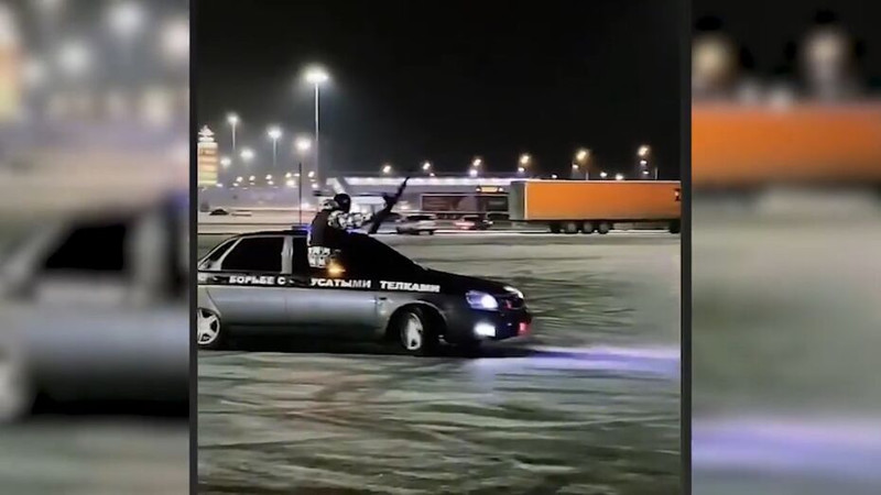 Блогера оштрафовали за дрифт с мигалками у воронежского ТРЦ. В Каменске от таких же "горе-водителей" страдают жители новостроек