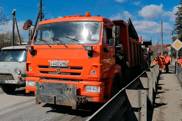 Дорожники решили в понедельник не перекрывать мост через Каменку, но предупредили, что во вторник этого никак не избежать