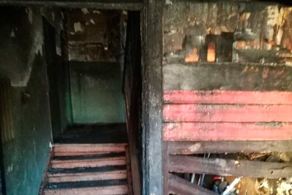 Более 20 человек ночью эвакуировали спасатели из горящего жилого дома в Каменске-Уральском