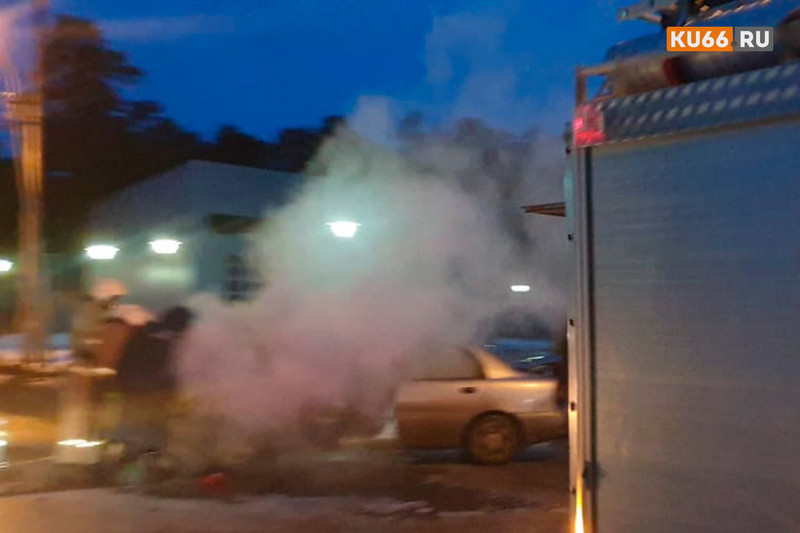 Chevrolet Lanos вспыхнул у дома по улице Рябова в Каменске-Уральском — скорее всего, во время автозапуска. Мотор и салон изрядно повреждены Chevrolet Lanos вспыхнул у дома по улице Рябова в Каменске-Уральском — скорее всего, во время автозапуска. Мотор и салон изрядно повреждены