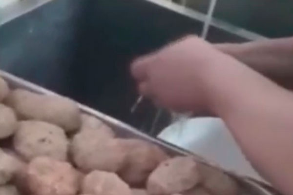 Власти Кирова объяснили, зачем работница школьной столовой мыла котлеты