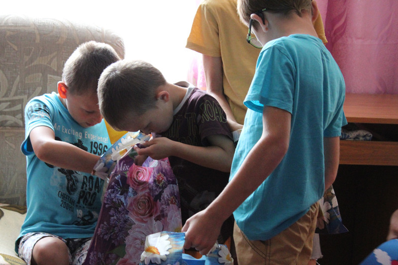 Канцелярские наборы, торты и одежду вручили полицейские многодетным и малоимущим семьям, проживающим в селе под Каменском-Уральским