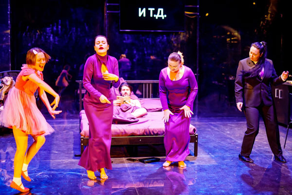 Гоголь остается в прошлом, а спектакль теперь полтора часа вместо трех. В Драме Номер Три Каменска объяснили, почему сократили «Эмже...»