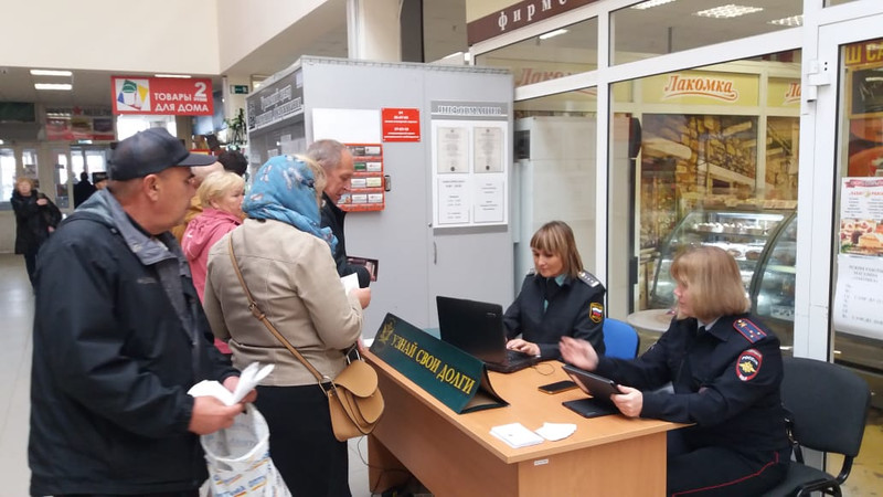 В торговом центре в Каменске-Уральском инспекторы ГИБДД и приставы «собирали» долги с населения: многие даже не догадывались о своих штрафах