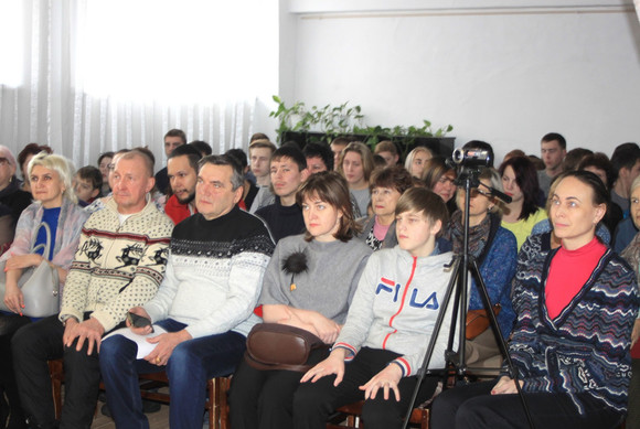 Певец Михаил Авдюшев устроил в Каменске-Уральском концерт песен Высоцкого — послушать собралось около сотни людей, мест хватило не всем!