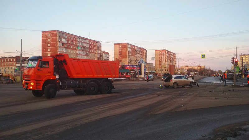 Камаз с челябинскими номерами протаранил Mitsubishi на перекрестке Суворова и Каменская в Каменске-Уральском. Он мчался на «красный»!
