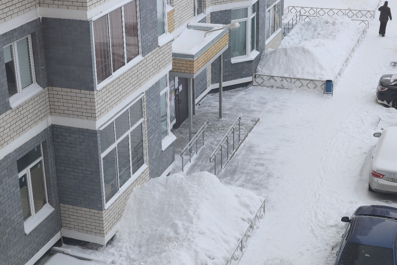 Жители пожаловались на УК «УЖКХ-Лидер», превратившую двор дома в Каменске-Уральском в свалку снега. Он тут везде — у подъездов и пандусов...