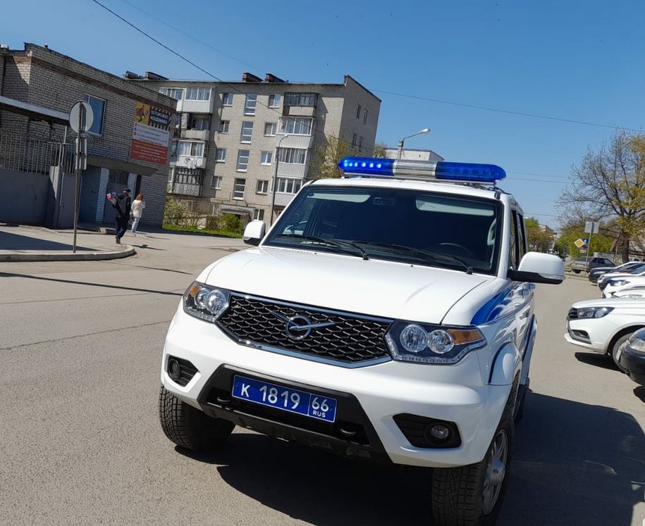 В Каменске-Уральском поймали 78-летнего пенсионера, который тратил деньги с чужой карты | Полиция задержала пенсионера из Каменска-Уральского, укравшего деньги с чужой карты 