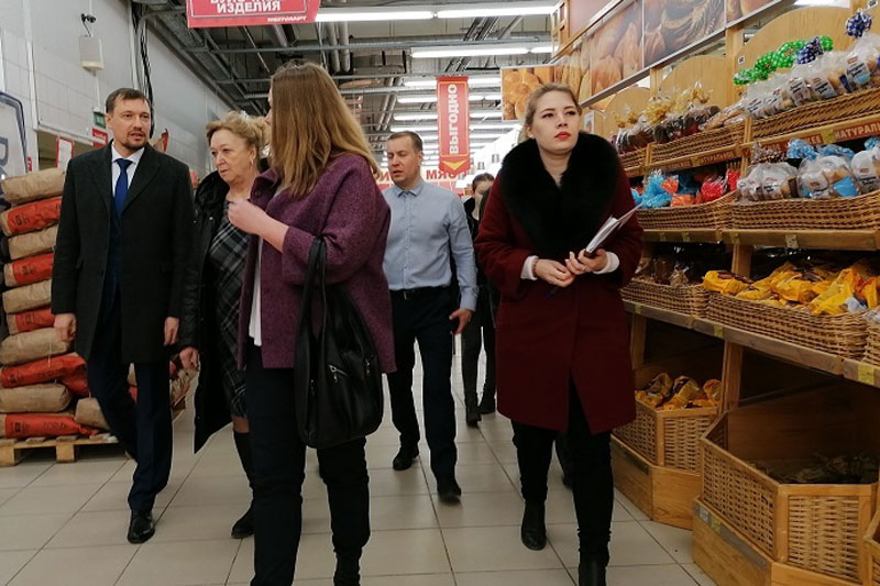 Все спокойно и под контролем: вице-мэр и санитарный врач проверили «Мегамарт» и «Ленту» в Каменске-Уральском. Как это было и что увидели?