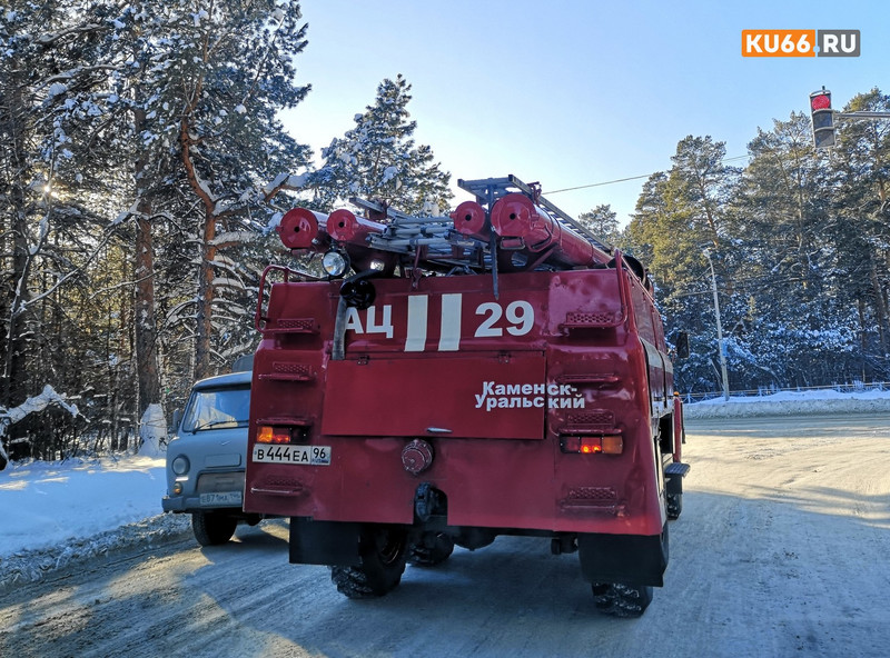 Утром в частном доме в селе под Каменском-Уральским сгорело хозяйское имущество, повреждена кровля. Спасатели не дали огню распространиться