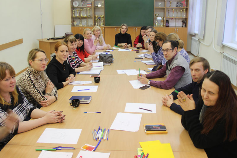 Волонтеры в Каменске-Уральском учатся делать добро, чтобы побороться за 180 тыс. руб. гранта от «Русала». Получить их не так-то просто!