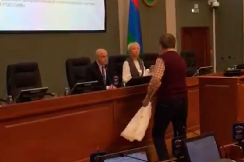 В Карелии пенсионер передал депутатам "подарки" за прибавку в 21 рубль