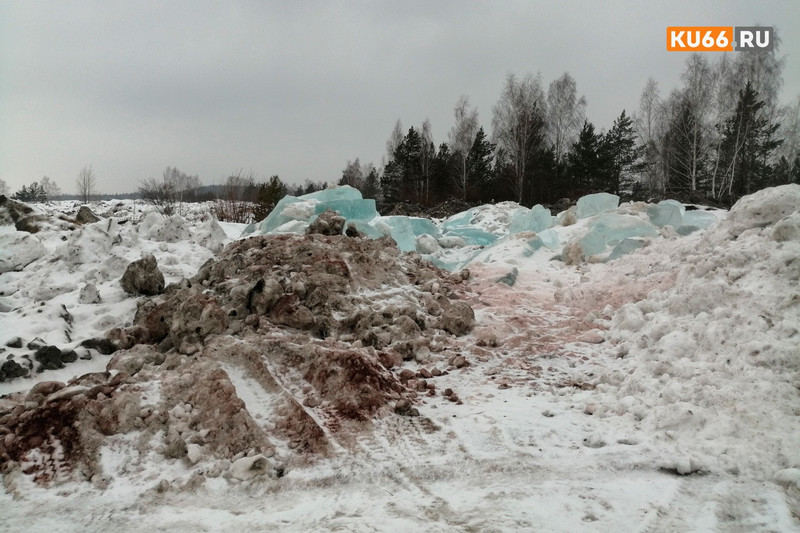 «Такой срач устроили». Коммунальщики свозят грязный снег с улиц Каменска-Уральского на окраину мкрн Южный и в карьер, где вы купаетесь летом