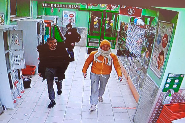 Неизвестные в четыре утра из магазина в Каменске-Уральском своровали… памперсы. Камера сняла двух улыбающихся молодых людей