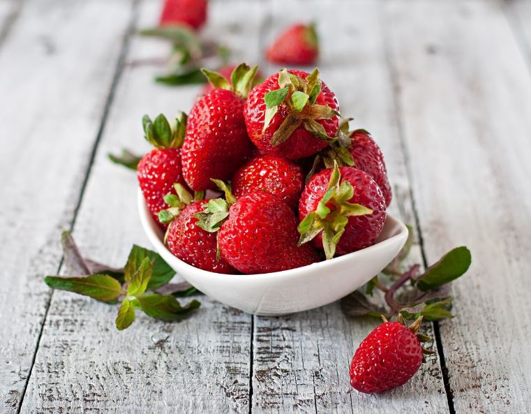 Ученые выяснили, какое самое полезное свойство у клубники | Ученые рассказали, с каким недугом помогает справиться клубника