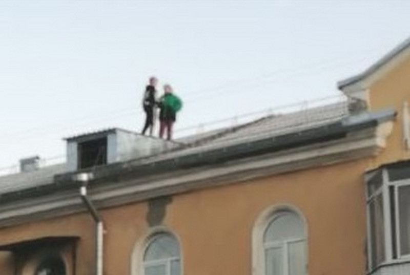 В разгар летних каникул подростки, которые не знают, чем себя занять, лазят по крышам домов в Каменске-Уральском или спят… в подъездах
