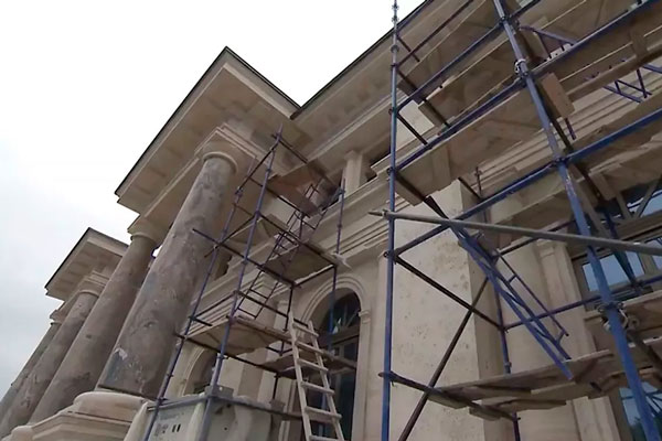 Сотрудник ЧОПа рассказал, кому может принадлежать "дворец" в Геленджике