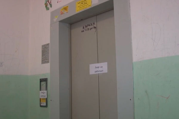 В двух домах в Каменске-Уральском вандалы изуродовали лифты — в первом случае на девятый этаж пешком приходится подниматься пенсионерам!
