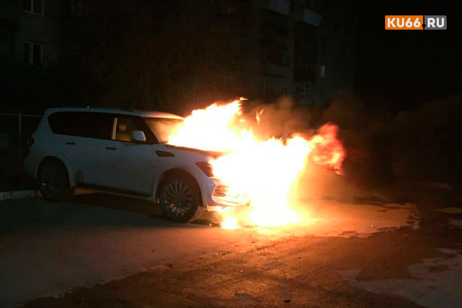 «Что-то бросили... раздался хлопок и авто полыхнуло». Подробности ЧП во дворе по улице Мусоргского в Каменске, где сгорел дорогой Infiniti