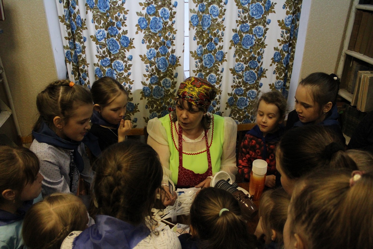 Дарили книги, оценили бенефис сотрудницы, поиграли и послушали стихи… В библиотеке в Каменске-Уральском провели «Волонтерские игры»