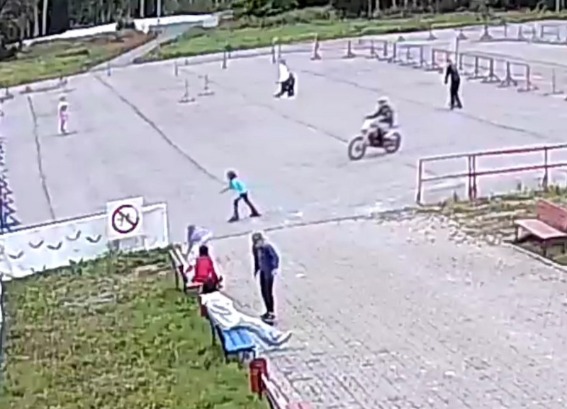 «Боюсь гулять с детьми»: мотоциклист чуть не сбил девочку в Каменске-Уральском | В Каменске-Уральском мотоциклист чуть не сбил маленькую девочку