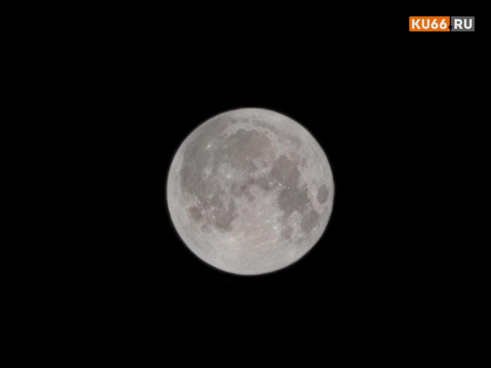 Жители Каменска-Уральского ночью увидели суперлуние. Фото