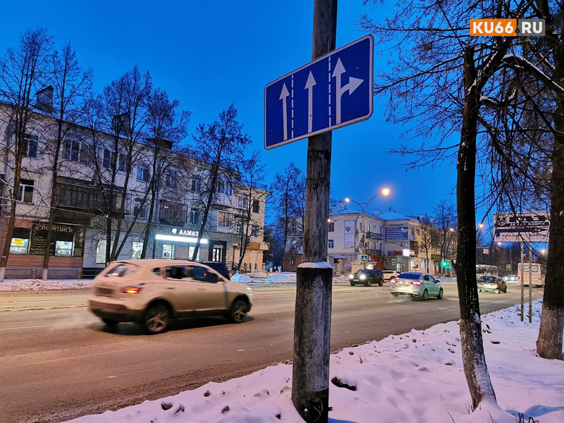 Водители не видят новый знак на проблемном перекрестке ул. Алюминиевая и Стахановская в Каменске-Уральском и провоцируют ДТП
