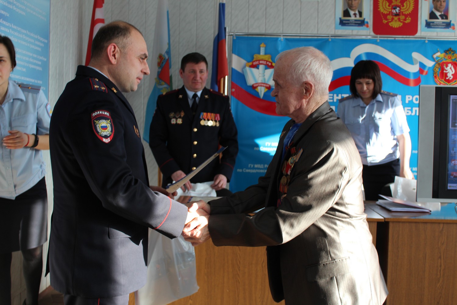 Внук подполковника и ученики кадетского корпуса поздравили служивших в Афганистане мужчин из Каменска-Уральского с юбилейной датой...