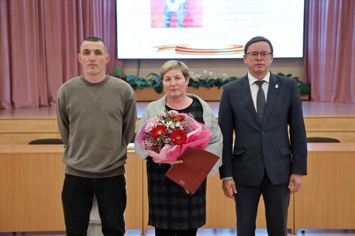 Мэр Каменска-Уральского вручил благодарность родителям младшего сержанта, за подвиг в зоне СВО  | Родители из Каменска-Уральского получили благодарность от мэра за подвиг сына на передовой 