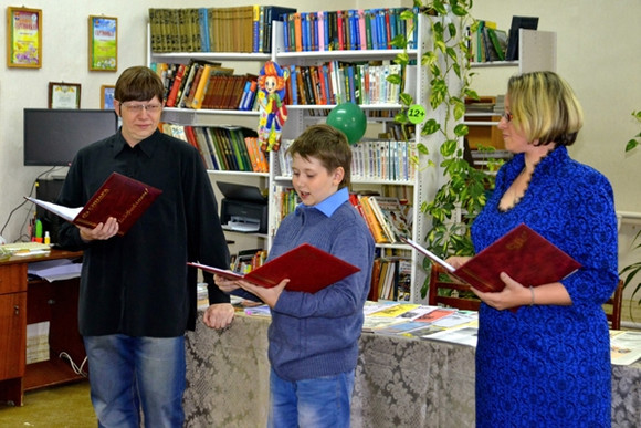 Папа, мама и сын стали... авторами поэтического сборника, который на днях презентовали в библиотеке в Каменске. Приходите почитать!