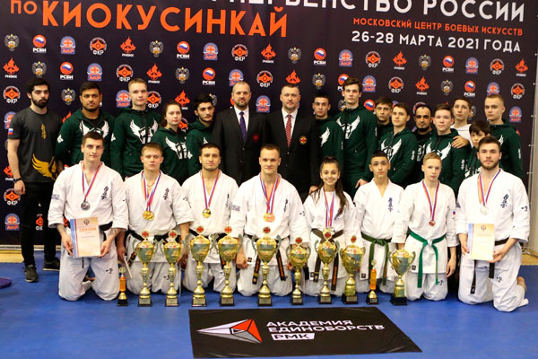 Крупная свердловская компания поддержит малообеспеченные семьи, которые водят своих детей заниматься карате в Каменске-Уральском