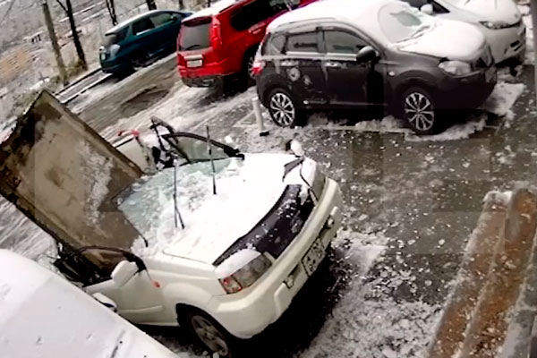 Россиянин чудом спасся от бетонной плиты, рухнувшей на его авто из-за обледеневших проводов