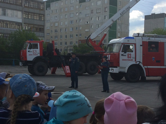 Спасатели показали детям, отдыхающим в лагерях при школах Каменска, как оперативно спасать пострадавших и пользоваться огнетушителем