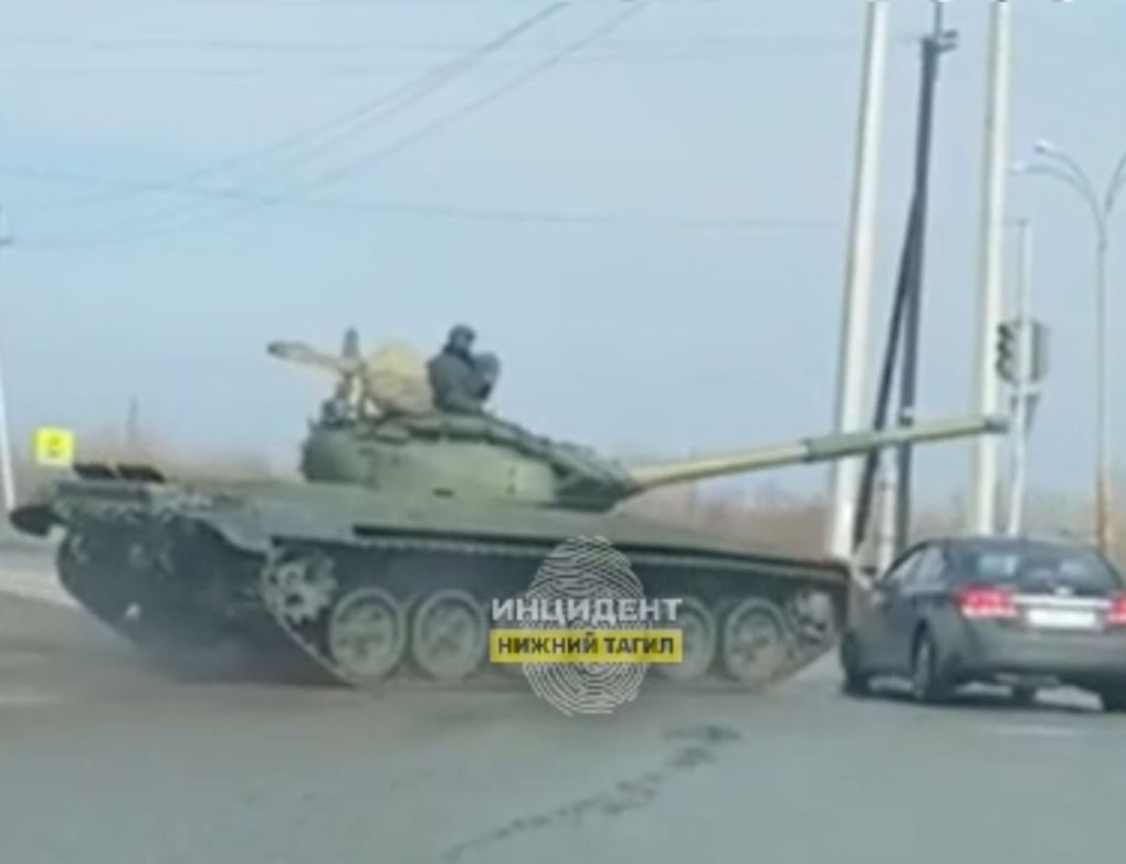 На Урале произошло ДТП между танком и легковушкой | На Урале легковушка подрезала танк