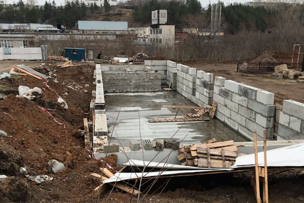 Все лето из-за смерти владельца компании-подрядчика работы по строительству нового корпуса краеведческого музея Каменска-Уральского стояли