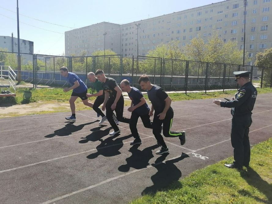 Спасатели Каменска-Уральского соревновались за звание лучшего пожарного | Уральские спасатели соревновались за звание лучшего пожарного
