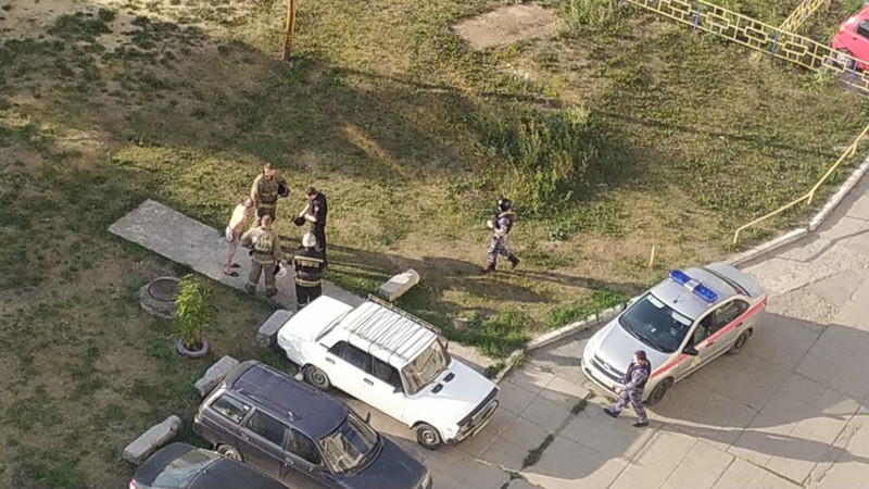 Полиция и МЧС по тревоге прибыли к дому по ул. Суворова в Каменске-Уральском. Неизвестный на балконе кричал матом и угрожал пистолетом