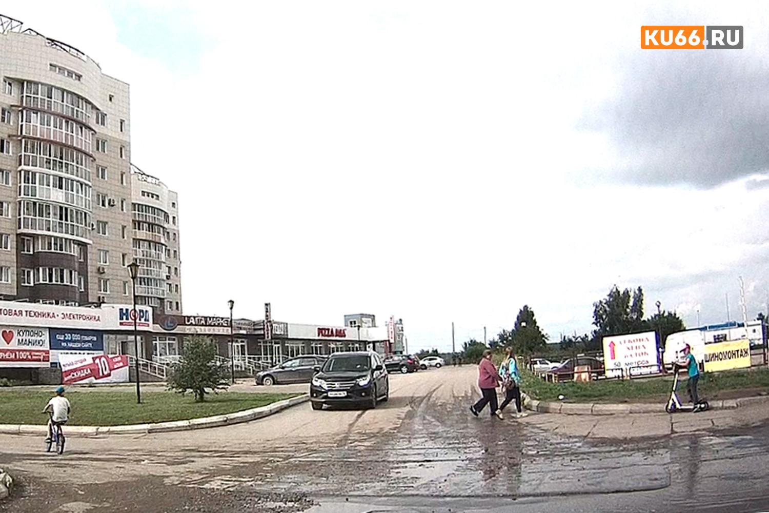 «Чтобы дети не угодили под колеса». Двое мальчишек на оживленной ул. Суворова в Каменске гнались за машиной на самокате и велосипеде. ВИДЕО