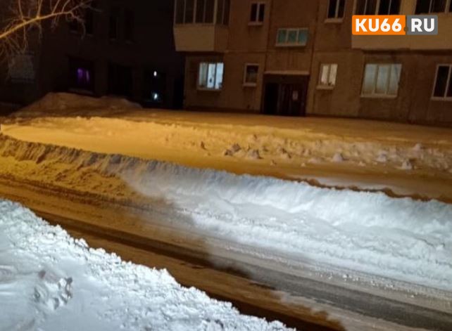 Жители Каменска-Уральского жалуются на заснеженные дворы и дороги