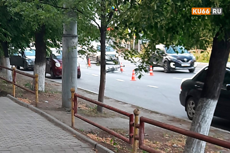 Не ДТП: зазевавшийся велосипедист врезался в дверь иномарки на ул. Алюминиевая в Каменске-Уральском. Мужчина травмирован