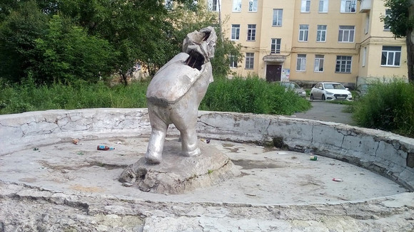 На помощь жителям Каменска-Уральского, которые не могут реставрировать фигуру Слоненка, едут специалисты из Екатеринбурга...