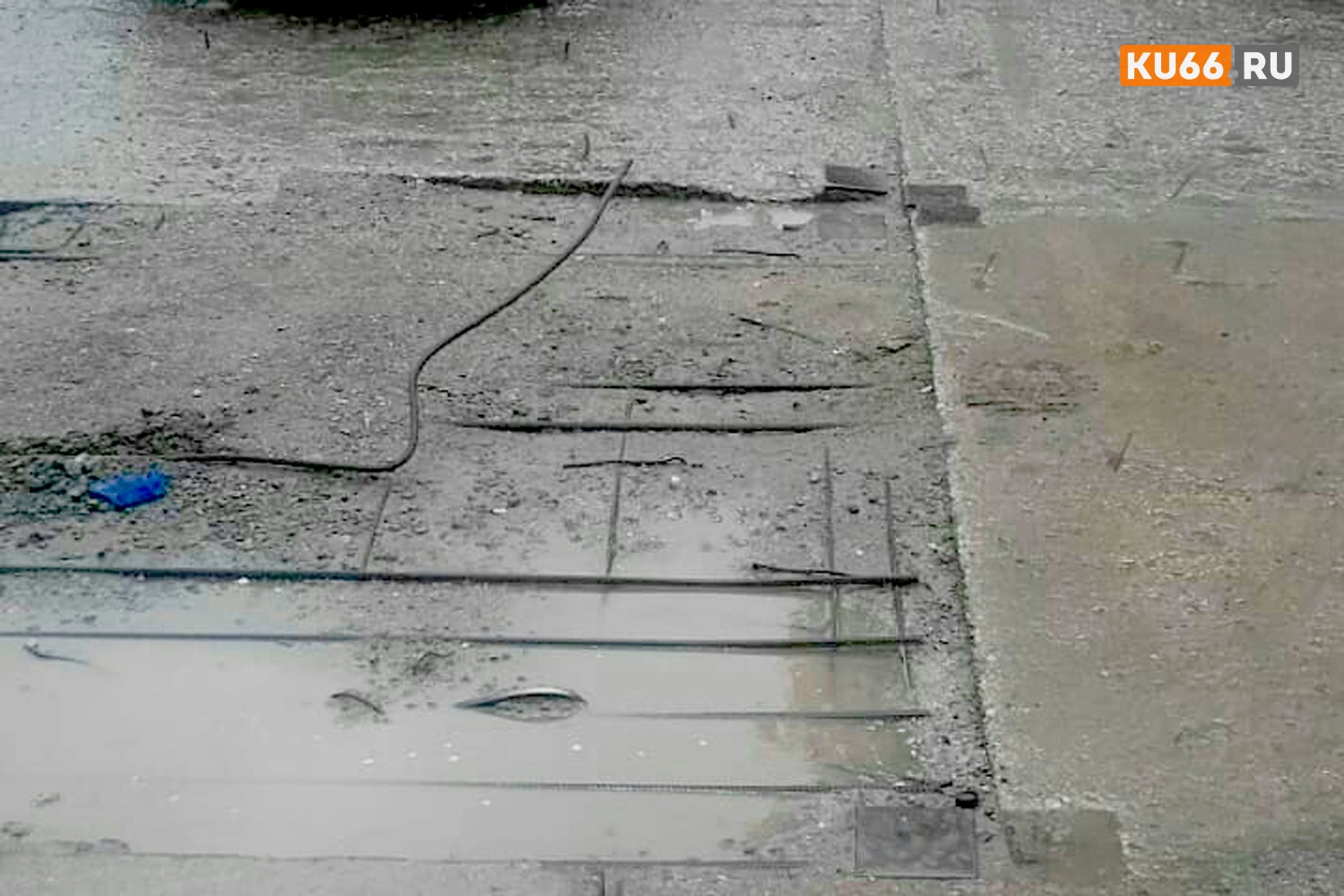 На парковке, буквально в центре Каменска-Уральского, из земли торчит арматура. «В темноте кто-нибудь точно наедет, или запнется и убьется!»