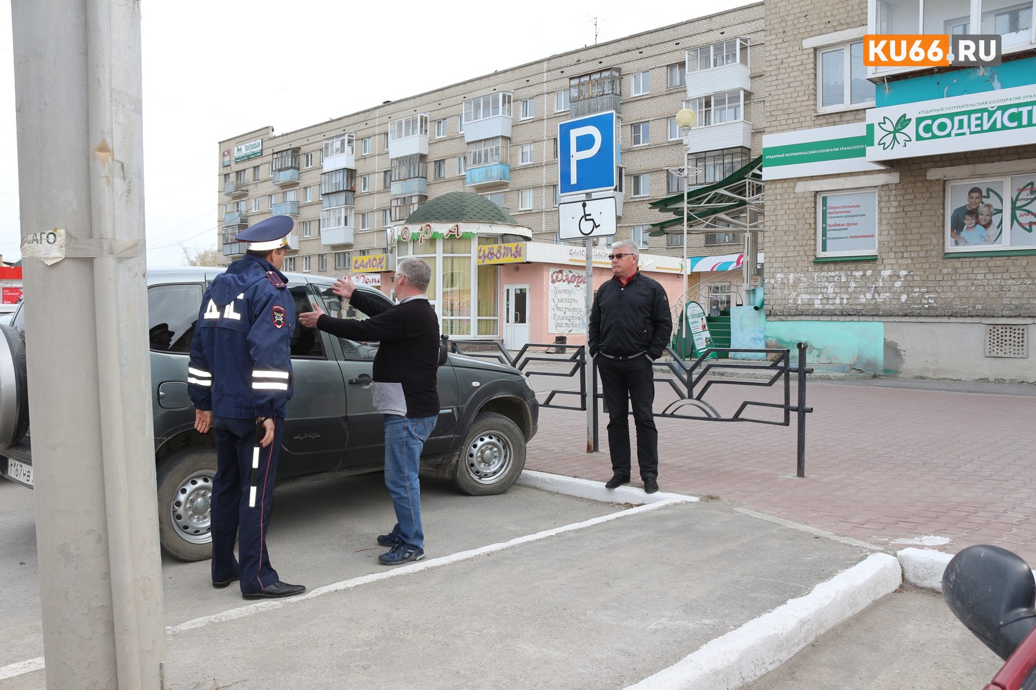 Ленивых водителей, паркующихся на местах для инвалидов, ловили в Каменске-Уральском. Под знаком заметили даже школьный автобус