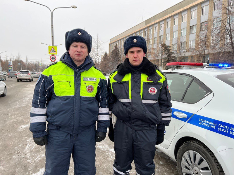 В Каменске-Уральском сотрудники ГИБДД оказали помощь при доставлении в больницу ребёнка с травмой головы