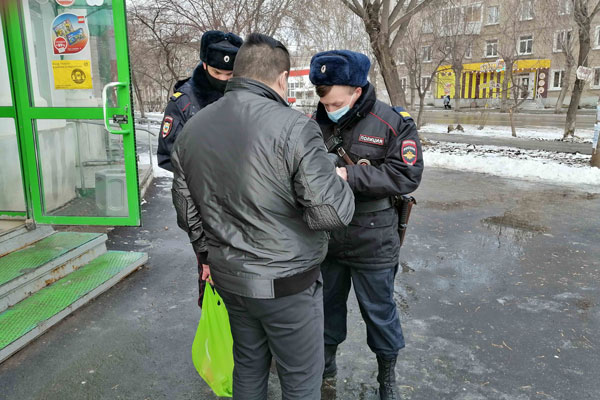В полиции заявили: больше всего нарушителей масочного режима в Каменске-Уральском по вечерам и в выходные. Итоги рейда в одном из районов