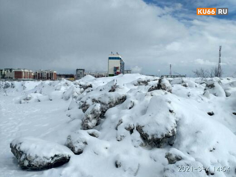 Хоть кол на голове теши. Коммунальщики наплевали на критику и продолжают валить снег на окраине Каменска, хотя делать этого нельзя