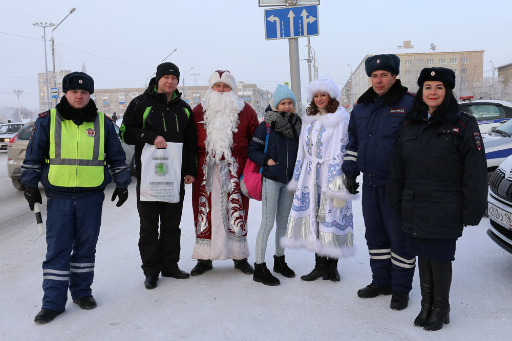 Начальник дорожных полицейских в компании Деда Мороза и Снегурочки вышел в центр Каменска-Уральского — поздравлял водителей, дарил подарки Начальник дорожных полицейских в компании Деда Мороза и Снегурочки вышел в центр Каменска-Уральского — поздравлял водителей, дарил подарки