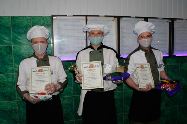 Варили овощи на винегрет и давили пюре: в колонии № 47 Каменска-Уральского выбрали лучшего повара, вручив ему памятный кубок