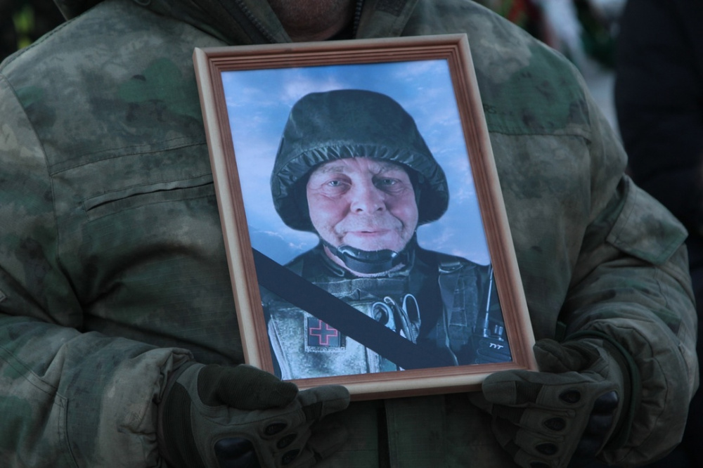 В Каменске-Уральском в последний путь проводили Эдуарда Корчинского, погибшего на СВО | Каменцы простились с техником-судомехаником, погибшим в бою на Донбассе